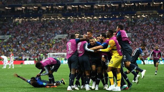 Chùm ảnh: Sao Croatia thẫn thờ, Pháp nổ tung cùng chức vô địch World Cup thứ 2 - Ảnh 9.