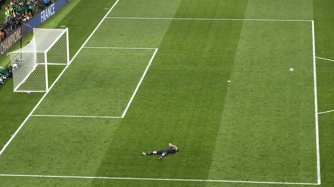 Chùm ảnh: Sao Croatia thẫn thờ, Pháp nổ tung cùng chức vô địch World Cup thứ 2 - Ảnh 15.