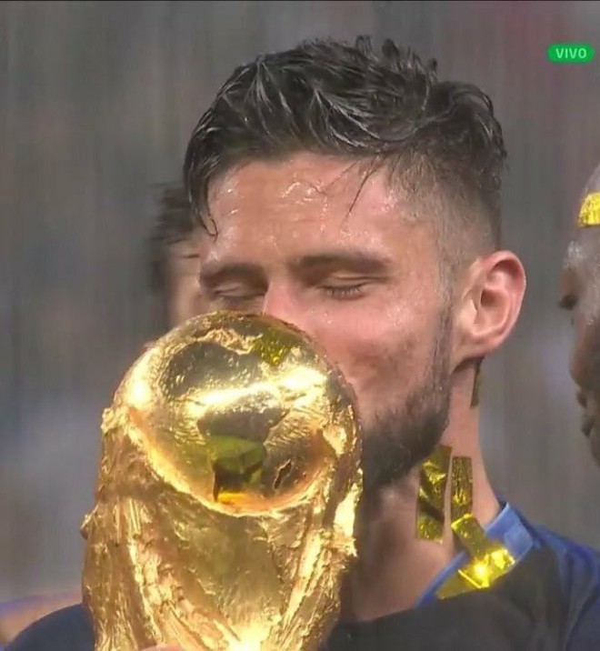 Giroud: Cả World Cup chỉ biết sút trượt, nhưng lúc ăn mừng lại chọn vị trí rất tinh tế - Ảnh 5.