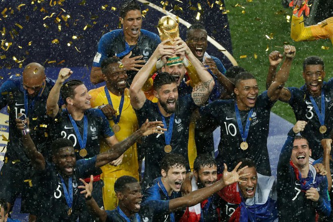 Giroud: Cả World Cup chỉ biết sút trượt, nhưng lúc ăn mừng lại chọn vị trí rất tinh tế - Ảnh 2.