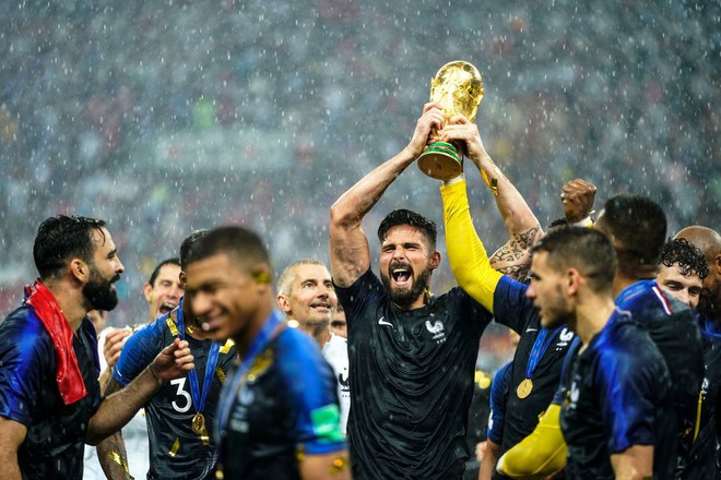 Giroud: Cả World Cup chỉ biết sút trượt, nhưng lúc ăn mừng lại chọn vị trí rất tinh tế - Ảnh 4.