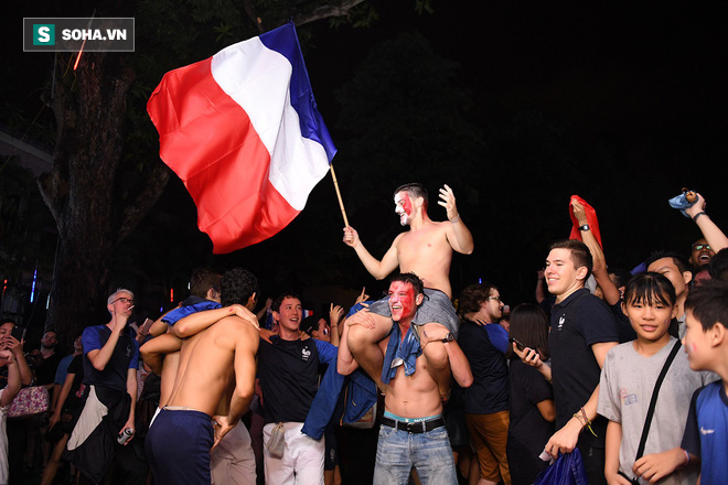 CĐV Pháp cởi áo, ăn mừng chiến thắng linh đình tại Hà Nội - Ảnh 21.