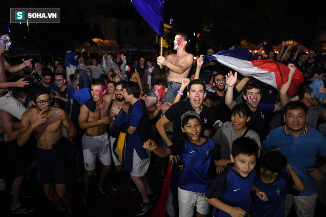 CĐV Pháp cởi áo, ăn mừng chiến thắng linh đình tại Hà Nội - Ảnh 23.