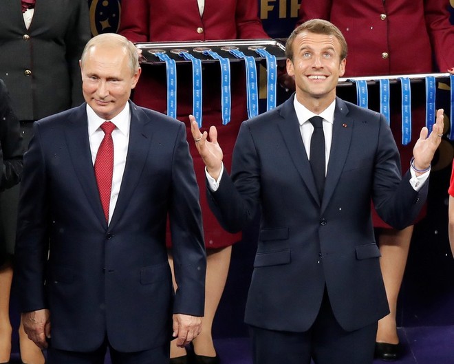 Tổng thống Pháp phấn khích ăn mừng World Cup trước mặt ông Putin - Ảnh 1.