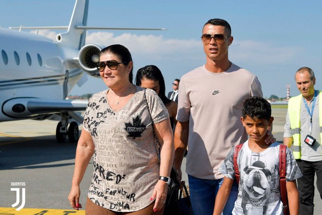 Ronaldo cùng bạn gái đáp máy bay tới Turin, ra mắt Juventus vào tối nay - Ảnh 3.