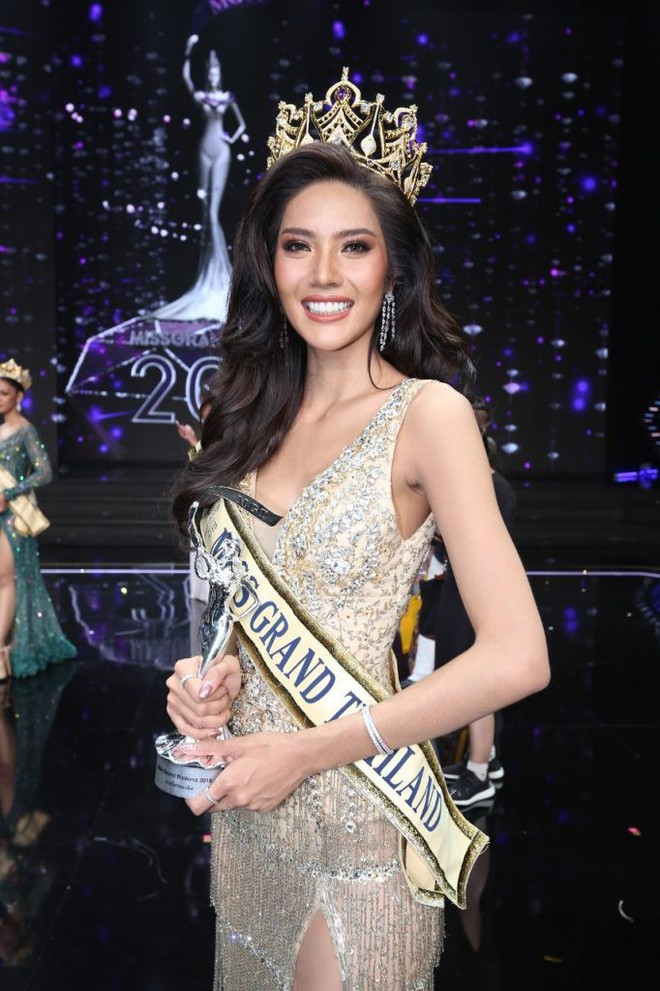 Cảm động hình ảnh Tân Hoa hậu Hòa bình Thái Lan quỳ rạp dưới chân hai đấng sinh thành tỏ lòng biết ơn - Ảnh 4.