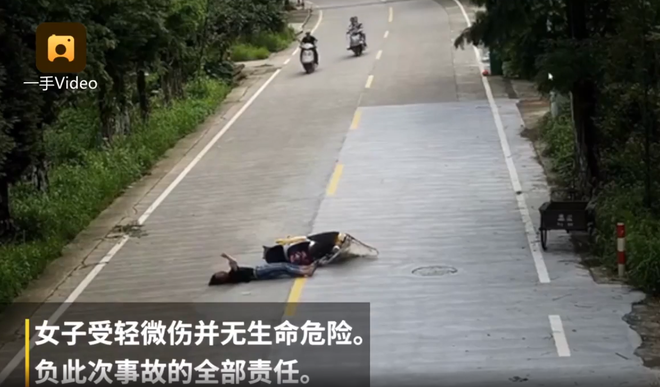 Trung Quốc: Tai nạn ngã sấp mặt, cô gái vẫn tiếp tục nằm giữa đường nghịch điện thoại - Ảnh 2.