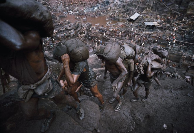 Những hình ảnh tại mỏ vàng Serra Pelada năm 1985: Khi giấc mơ làm giàu phải trả giá bằng những điều khủng khiếp - Ảnh 2.