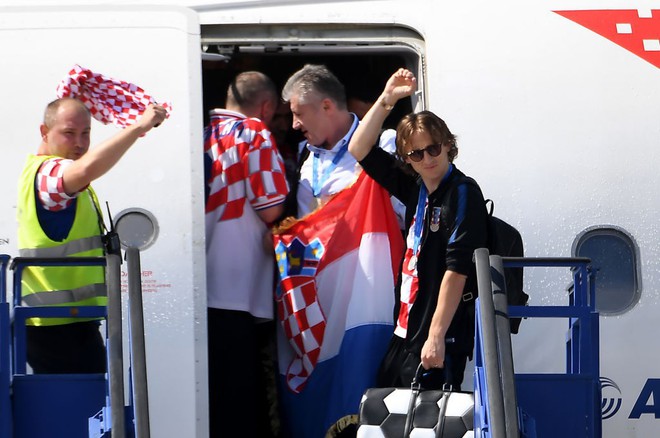 Tuyển Croatia đứng 6 tiếng trên xe buýt mới về đến trung tâm thủ đô - Ảnh 2.