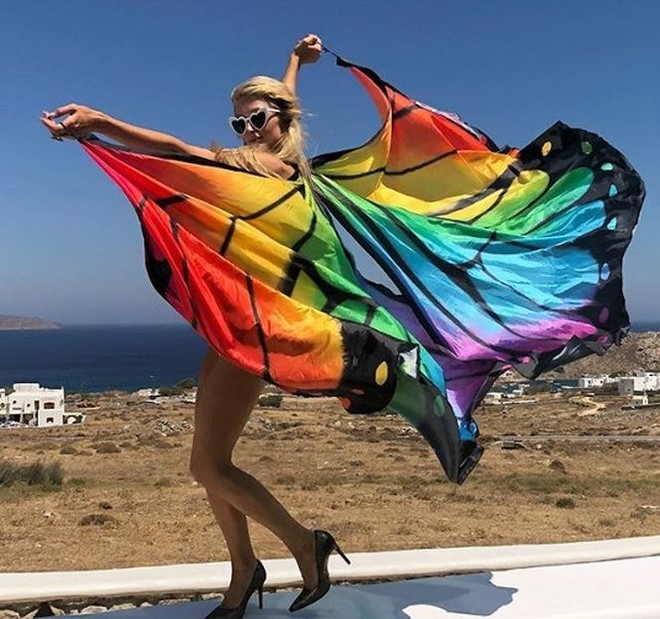 Paris Hilton mặc áo tắm tạo dáng nữ thần ở Hy Lạp - Ảnh 1.