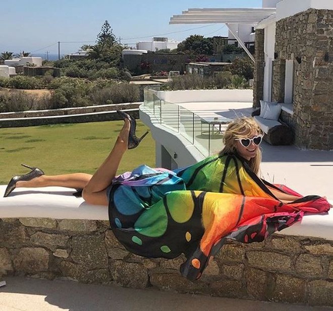 Paris Hilton mặc áo tắm tạo dáng nữ thần ở Hy Lạp - Ảnh 2.