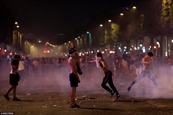 Chùm ảnh: Thành phố Paris ngổn ngang, tan hoang sau những đêm ăn mừng chiến thắng - Ảnh 17.