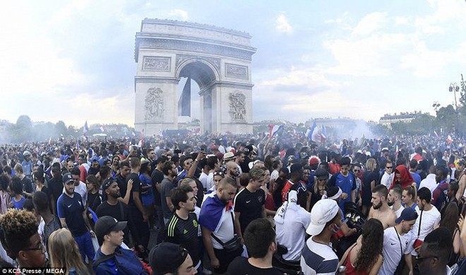 Chùm ảnh: Thành phố Paris ngổn ngang, tan hoang sau những đêm ăn mừng chiến thắng - Ảnh 3.