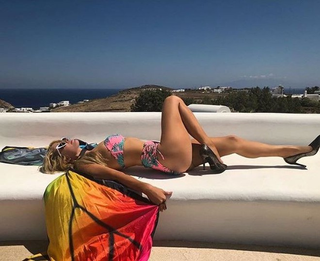 Paris Hilton mặc áo tắm tạo dáng nữ thần ở Hy Lạp - Ảnh 3.