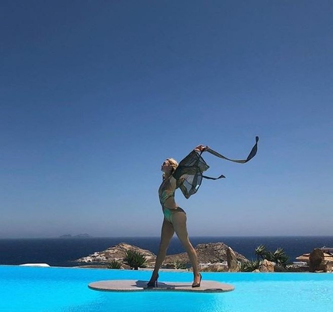 Paris Hilton mặc áo tắm tạo dáng nữ thần ở Hy Lạp - Ảnh 5.