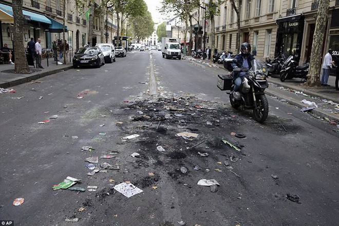 Chùm ảnh: Thành phố Paris ngổn ngang, tan hoang sau những đêm ăn mừng chiến thắng - Ảnh 7.