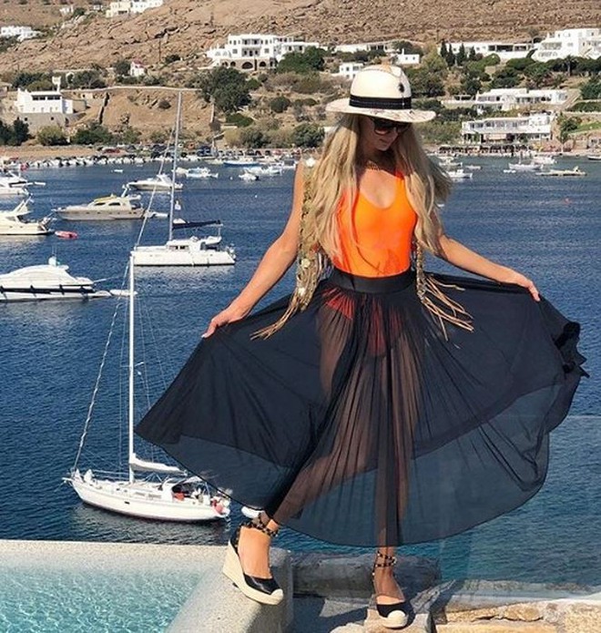 Paris Hilton mặc áo tắm tạo dáng nữ thần ở Hy Lạp - Ảnh 7.