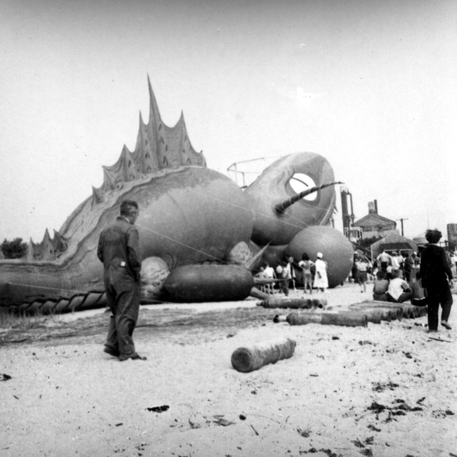 Rắn khổng lồ Nantucket 1937: Con quái vật biển gây rúng động giới khoa học, làm dân tình khiếp sợ xanh mặt hóa ra chỉ là... bong bóng đồ chơi - Ảnh 8.
