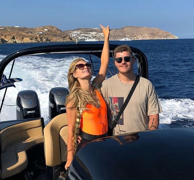 Paris Hilton mặc áo tắm tạo dáng nữ thần ở Hy Lạp - Ảnh 8.