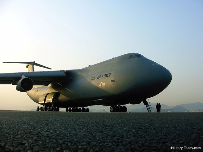 Cận cảnh sức mạnh siêu phàm của “lực sĩ bay” C-5M Super Galaxy - Ảnh 1.