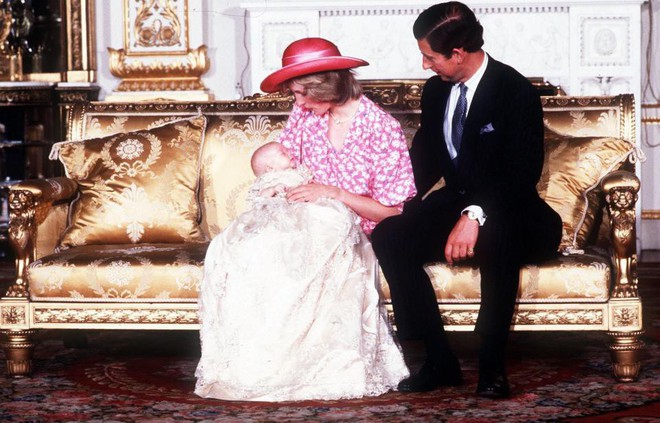 Lý do vì sao các em bé Hoàng gia Anh dù trai hay gái đều mặc cùng một chiếc váy dài trong ngày lễ rửa tội - Ảnh 4.