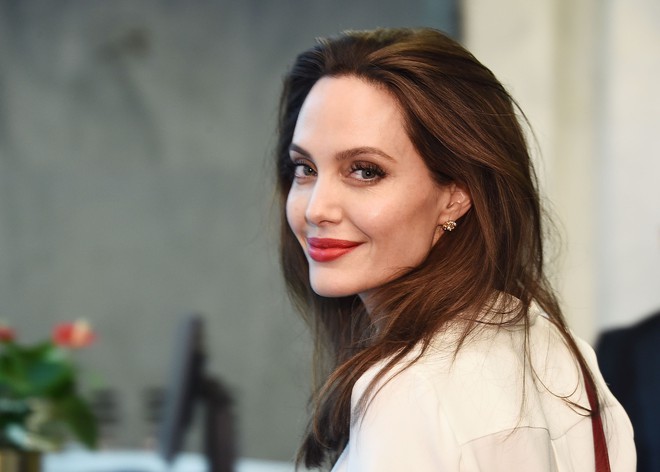 Sau hơn 2 năm ly hôn, con tim Angelina Jolie đã vui trở lại nhờ sự xuất hiện của một người đàn ông kém tuổi? - Ảnh 2.