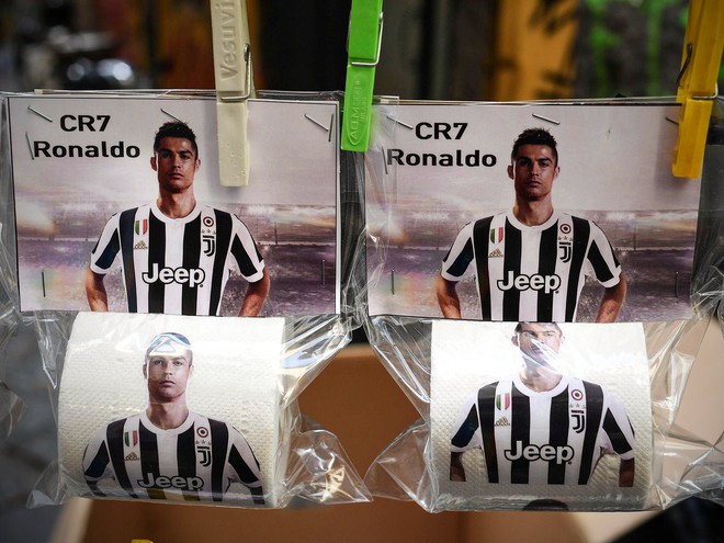 CĐV Napoli bày bán giấy vệ sinh in mặt Ronaldo - Ảnh 5.