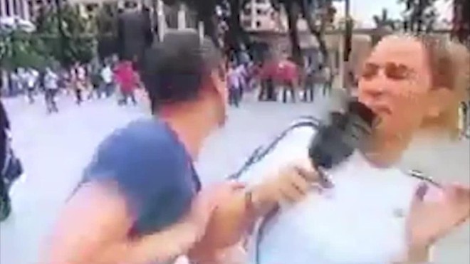 World Cup 2018: CĐV hôn trộm nữ nhà báo rồi… vừa cười vừa bỏ chạy - Ảnh 2.