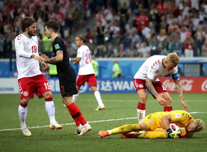 World Cup 2018: Peter Schmeichel thẫn thờ nhìn con trai Kasper gục ngã cùng ĐT Đan Mạch - Ảnh 2.