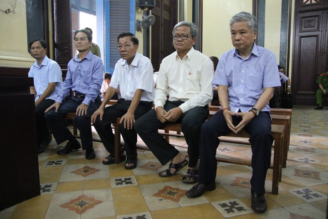 Nguyên phó thống đốc Đặng Thanh Bình nắm chặt tay cấp dưới trước khi bị tuyên 3 năm tù - Ảnh 3.