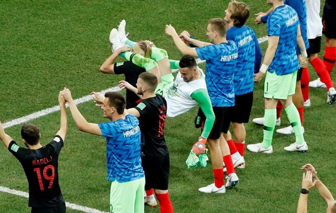 World Cup 2018: Thánh cản penalty của Croatia gặp tai nạn vì ăn mừng thắng lợi - Ảnh 2.