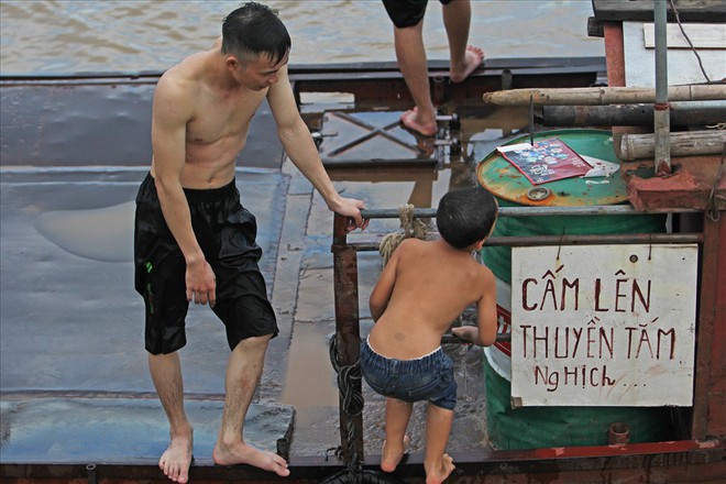 Ảnh ấn tượng: Bến đò biến thành bãi tắm, tử thần rình rập người dân - Ảnh 4.