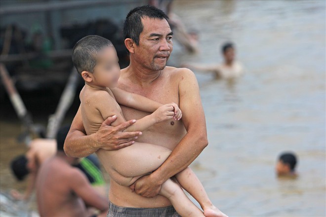 Ảnh ấn tượng: Bến đò biến thành bãi tắm, tử thần rình rập người dân - Ảnh 8.