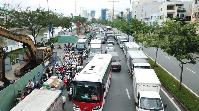 Đại lộ Võ Văn Kiệt sụt lún, giao thông bị phong tỏa nhiều giờ - Ảnh 1.