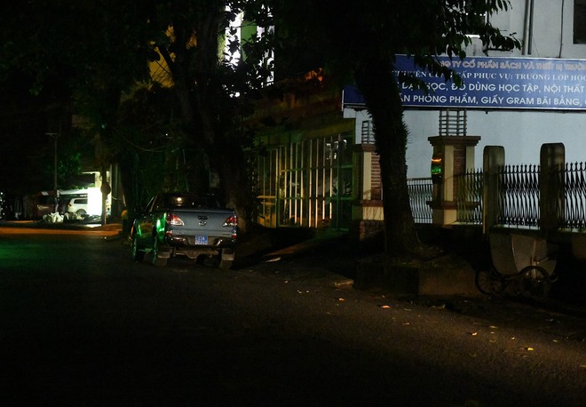 Nhiều cảnh sát cơ động đến Sở GD&ĐT Hà Giang lúc đêm khuya - Ảnh 6.