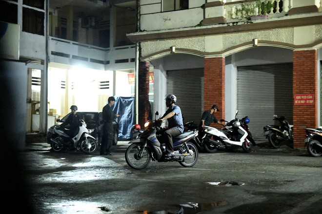 Nhiều cảnh sát cơ động đến Sở GD&ĐT Hà Giang lúc đêm khuya - Ảnh 8.