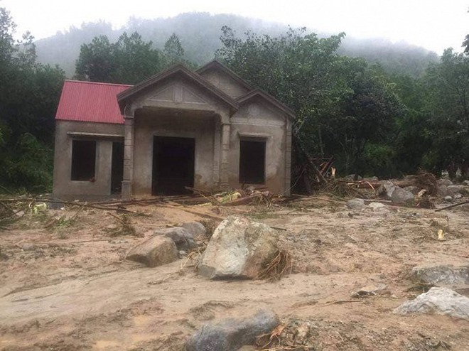 Ảnh: Huyện miền núi ở Thanh Hoá tan hoang sau lũ quét, 4 người chết và mất tích - Ảnh 5.