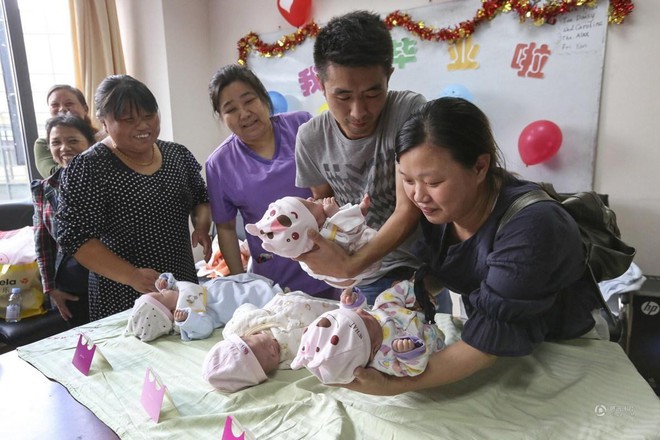 Bác sĩ chẩn đoán từ mang song thai thành 4 thai, sản phụ đi đẻ trong sự ngỡ ngàng của người nhà và bác sĩ - Ảnh 7.