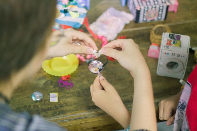 Chìa bàn tay ra, cô bé 10 tuổi khiến người ta phải ồ lên kinh ngạc  với những thứ trong đó - Ảnh 11.