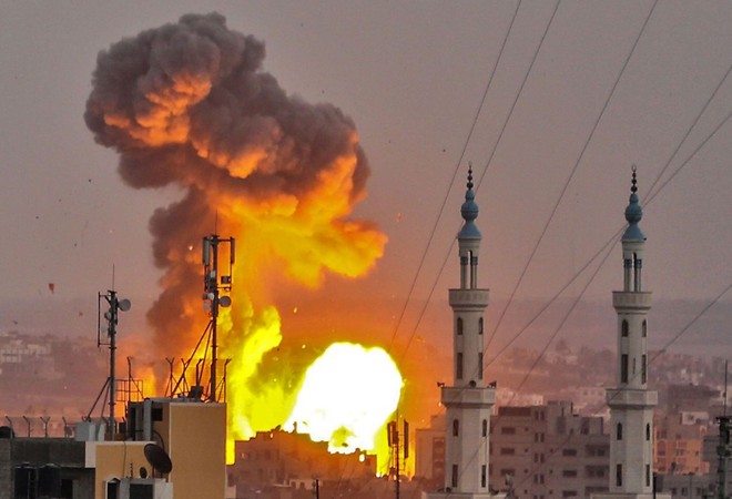 Israel ồ ạt nã tên lửa tấn công 60 mục tiêu Hamas, cuộc chiến Gaza lần thứ 4 cận kề - Ảnh 1.