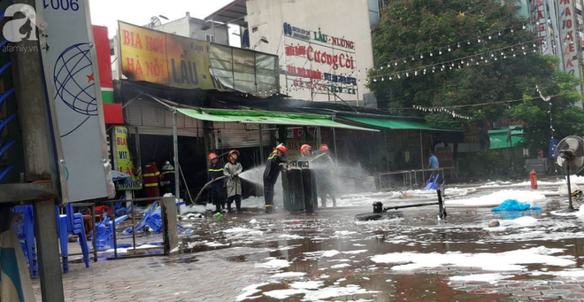 Hà Nội: Cháy cửa hàng ăn, một nạn nhân nữ đang mắc kẹt - Ảnh 11.