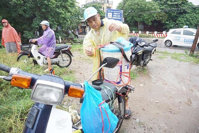 Người Hà Nội đổ xô ra sông bắt cá sau cơn mưa - Ảnh 11.