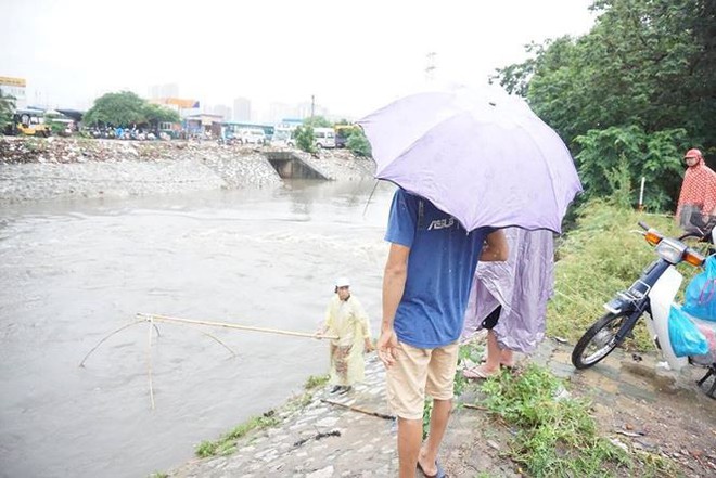 Người Hà Nội đổ xô ra sông bắt cá sau cơn mưa - Ảnh 4.