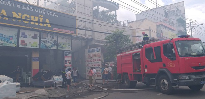 Khói đen kịt quanh vùng trời sân bay Tân Sơn Nhất do cháy lớn ở quận Tân Phú - Ảnh 1.