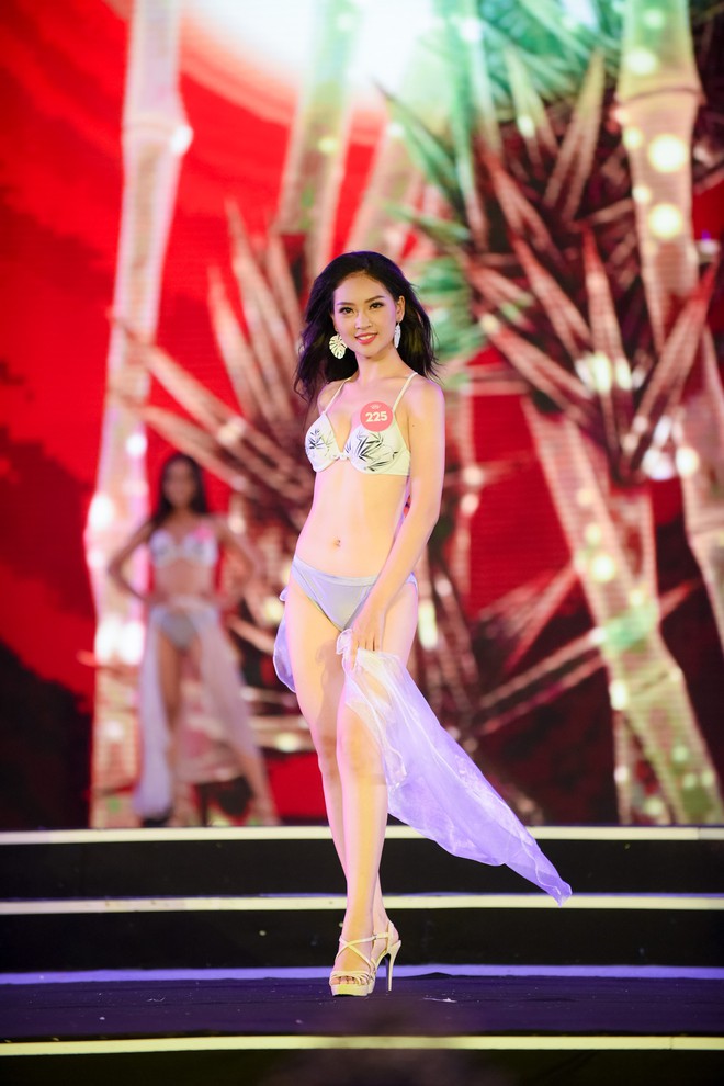 Màn diễn bikini nóng bỏng của 38 thí sinh lọt chung khảo phía Bắc Hoa hậu Việt Nam - Ảnh 19.