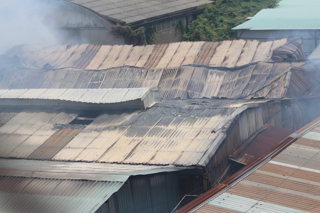 Hiện trường vụ cháy kho xưởng, khói đen bao phủ một vùng ở Sài Gòn - Ảnh 9.