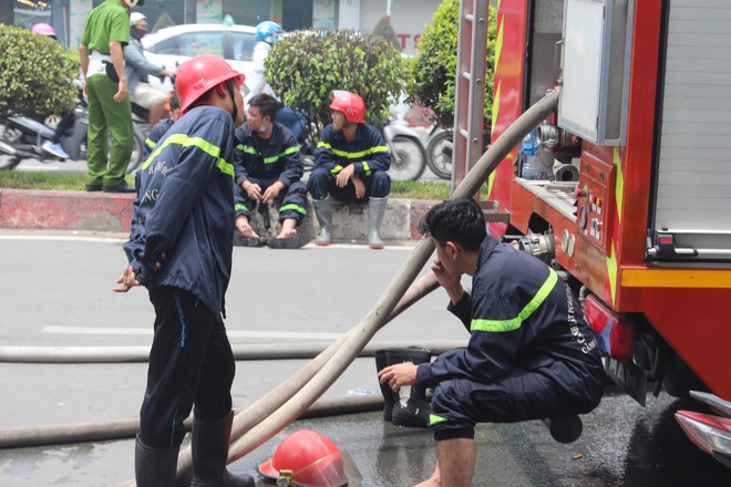 Hiện trường vụ cháy kho xưởng, khói đen bao phủ một vùng ở Sài Gòn - Ảnh 12.