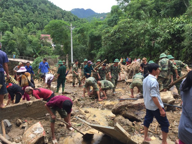 Mưa lũ Yên Bái: Bất lực nhìn con trai bị lũ cuốn trôi - Ảnh 1.