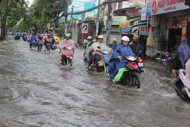 Đường ngập lụt, người dân chèo thuyền như sông nước miền Tây  - Ảnh 12.