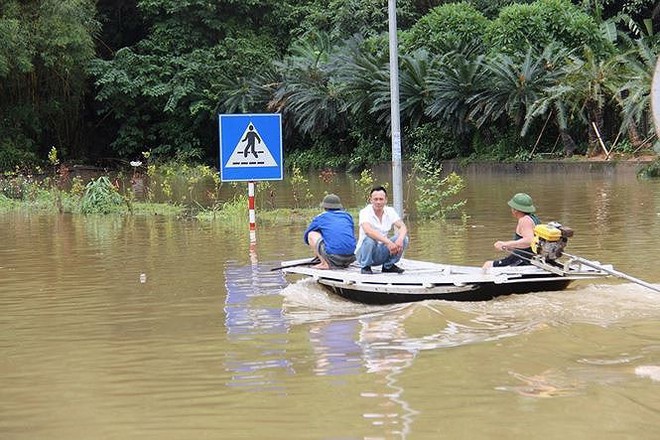 Đường ngập lụt, người dân chèo thuyền như sông nước miền Tây  - Ảnh 13.